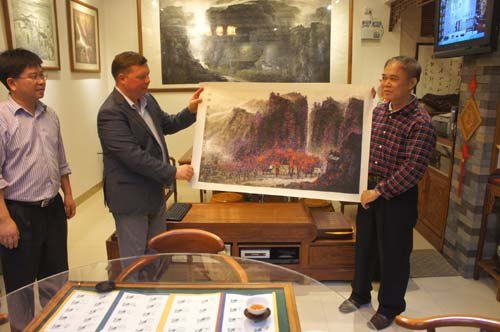 侯以方老師藏畫展迎烏克蘭友人 獲高度評價