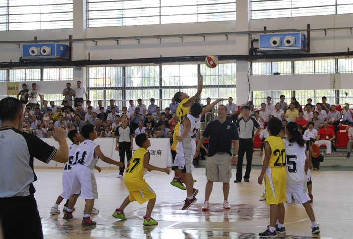 “2013姚基金希望小學籃球季”表演賽暨頒獎儀式在皖西學院成功舉辦