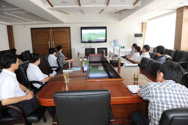 校黨委領(lǐng)導(dǎo)班子觀看黨的群眾路線教育實(shí)踐活動教學(xué)片