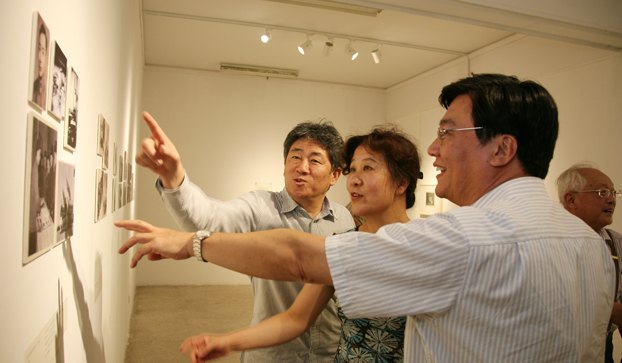 淡泊名利 用心鉆研——“李宏仁石版教學研究展”開幕