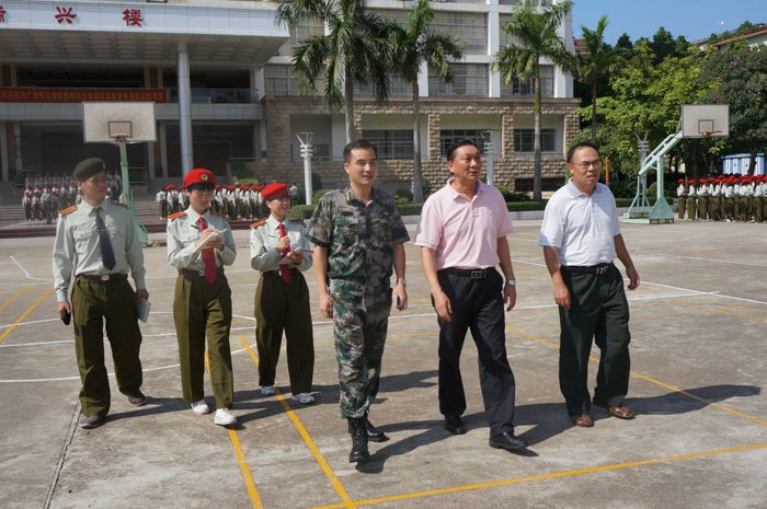 劉力書記看望2012級軍訓學生