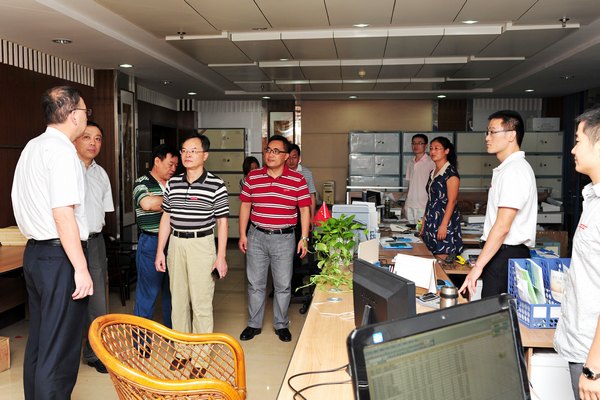 校領導檢查開學前準備工作