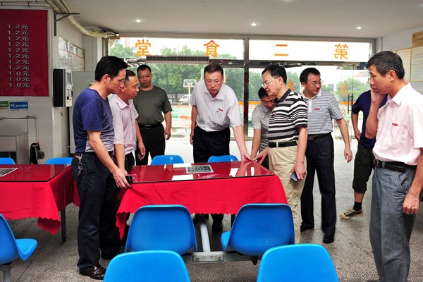 校領導檢查開學前準備工作