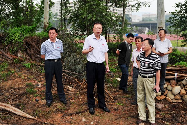 校領導檢查開學前準備工作