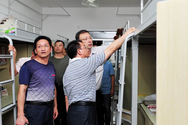 校領導檢查開學前準備工作