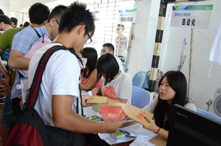 上海電力學(xué)院學(xué)子圓滿完成迎新志愿者工作 大學(xué)生藝術(shù)團(tuán)迎新演出成功舉行