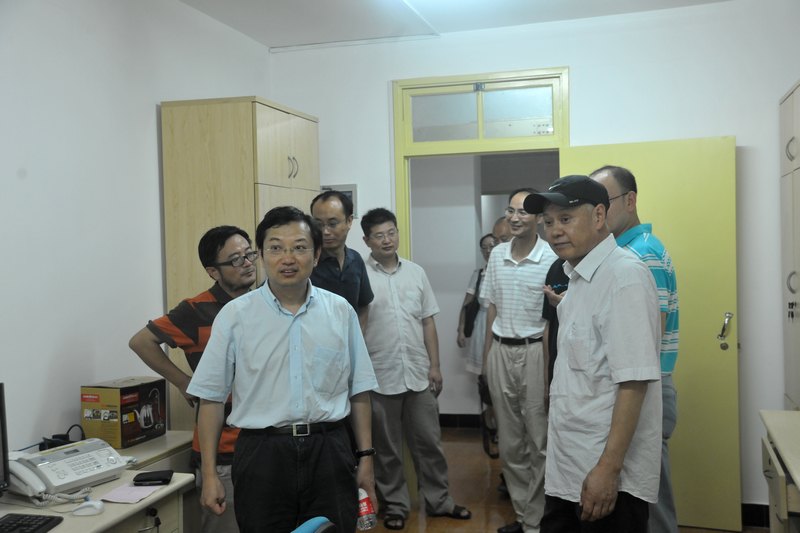 學校領導檢查新學期開學準備工作