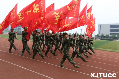 西安交通大學城市學院2013級新生軍訓總結表彰大會圓滿結束