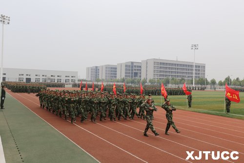 西安交通大學城市學院2013級新生軍訓總結表彰大會圓滿結束