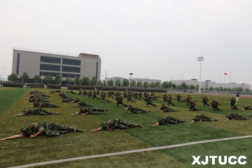 西安交通大學城市學院2013級新生軍訓總結表彰大會圓滿結束