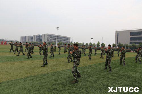 西安交通大學城市學院2013級新生軍訓總結表彰大會圓滿結束