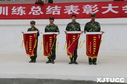 西安交通大學城市學院2013級新生軍訓總結表彰大會圓滿結束