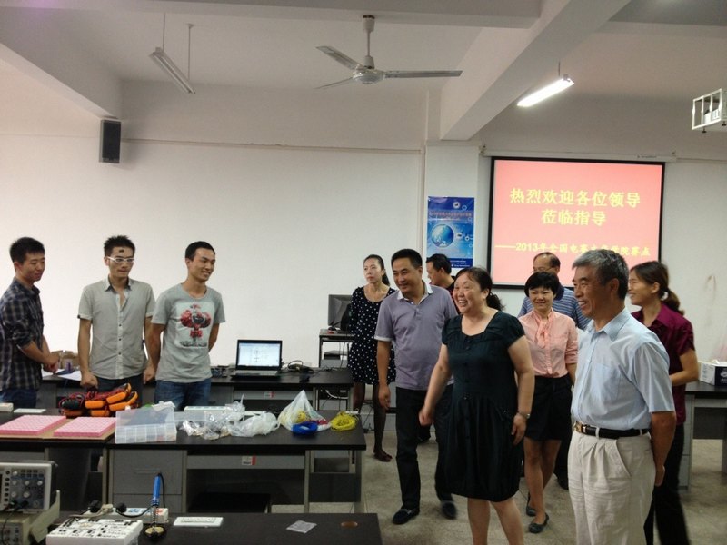 華中科技大學(xué)文華學(xué)院學(xué)子參加2013年全國大學(xué)生電子設(shè)計(jì)大賽