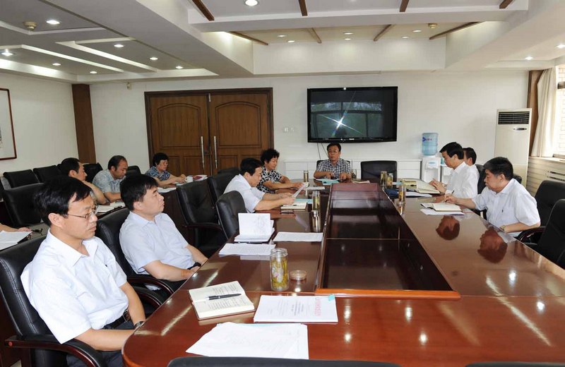 校黨委開展教育實踐活動討論交流