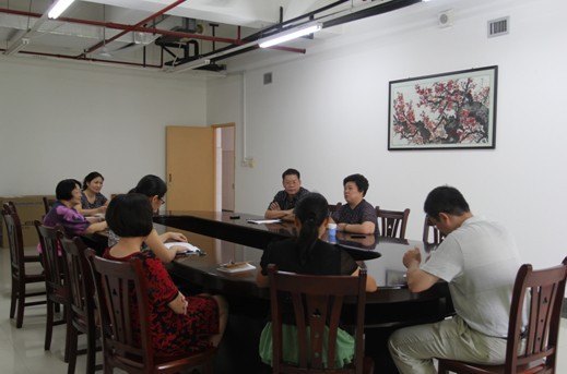 黃少琴調研員到圖書館進行調研