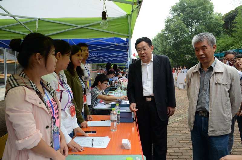 校長劉獻君親臨現場指導迎新工作并看望新生及家長