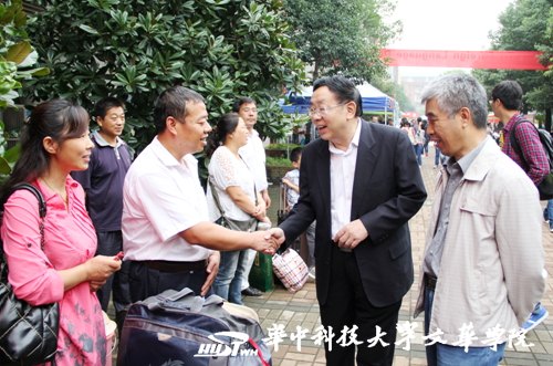 校長劉獻君親臨現場指導迎新工作并看望新生及家長