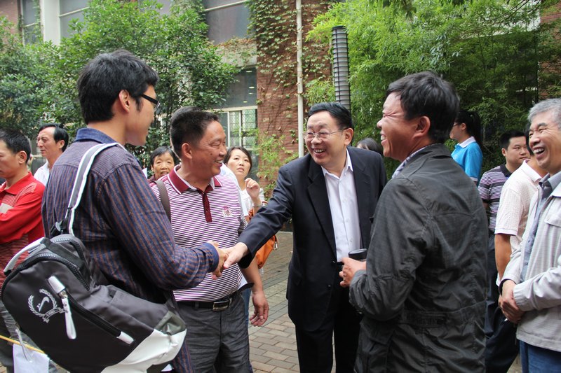 校長劉獻君親臨現場指導迎新工作并看望新生及家長