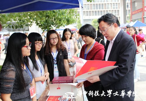 校長劉獻君親臨現場指導迎新工作并看望新生及家長