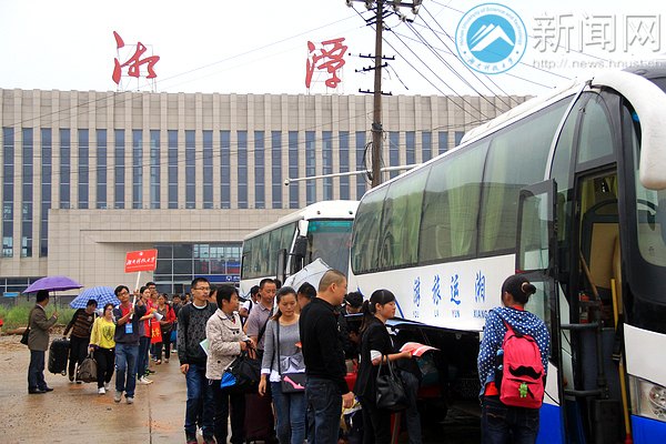 下雨天 我們撐傘接你回家
