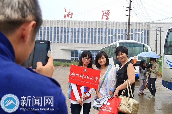 下雨天 我們撐傘接你回家