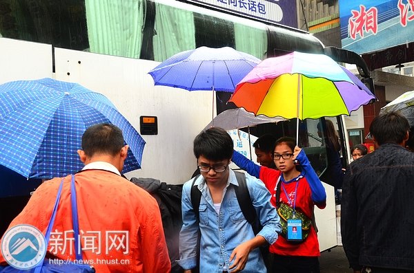 下雨天 我們撐傘接你回家