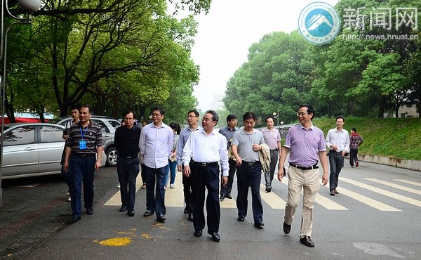 校黨委書記田銀華、校長劉德順一行視察迎新工作