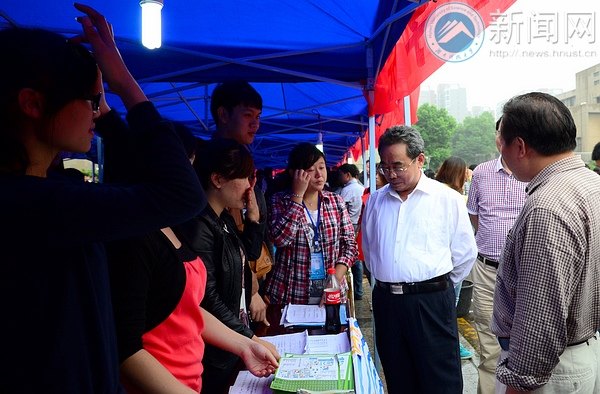 校黨委書記田銀華、校長劉德順一行視察迎新工作