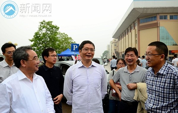 校黨委書記田銀華、校長劉德順一行視察迎新工作