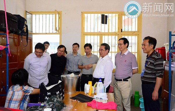 校黨委書記田銀華、校長劉德順一行視察迎新工作