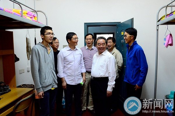 校黨委書記田銀華、校長劉德順一行視察迎新工作