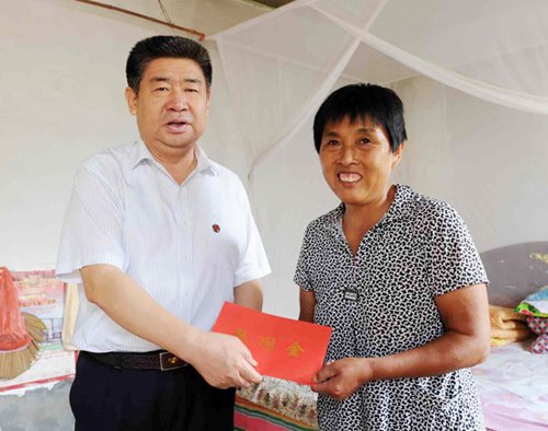 校領導走訪慰問困難家庭