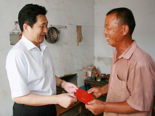 校領導走訪慰問困難家庭