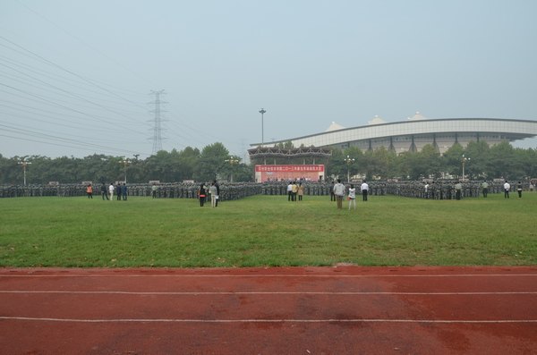 鄭州職業(yè)技術(shù)學(xué)院隆重舉行2013年新生軍訓(xùn)動(dòng)員大會(huì)