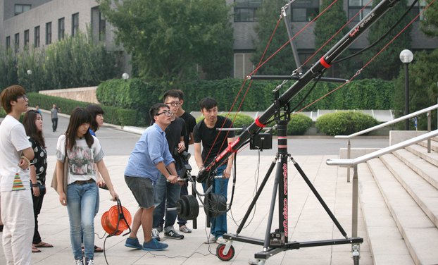 《走向百年》專題片殺青 近期將與師生見面