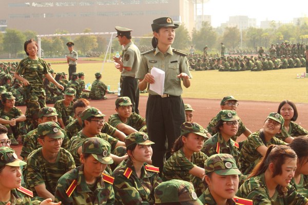 新生軍訓來了女教官