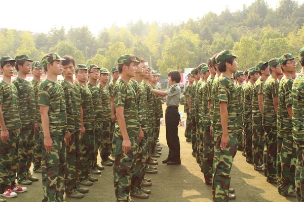 新生軍訓來了女教官