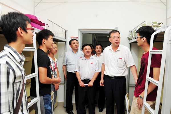 校領導走訪學生宿舍看望新生