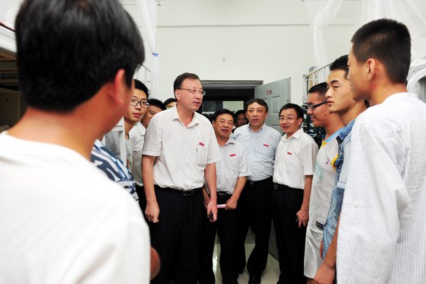 校領導走訪學生宿舍看望新生