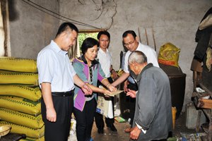 學校組織黨員干部聯系困難家庭