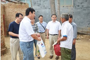 學校組織黨員干部聯系困難家庭