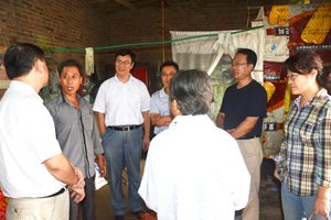 學校組織黨員干部聯系困難家庭