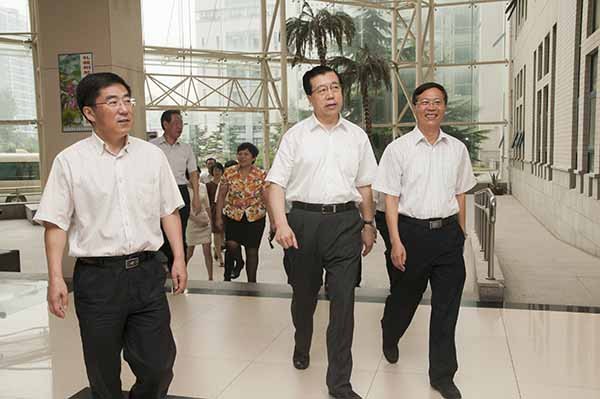 煙臺(tái)市委書(shū)記張江汀一行看望慰問(wèn)煙大師生