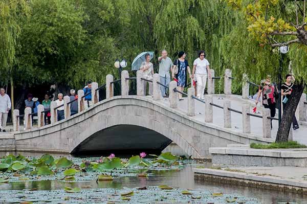 離退休工作處組織“慶佳節,賞清荷”健步走活動