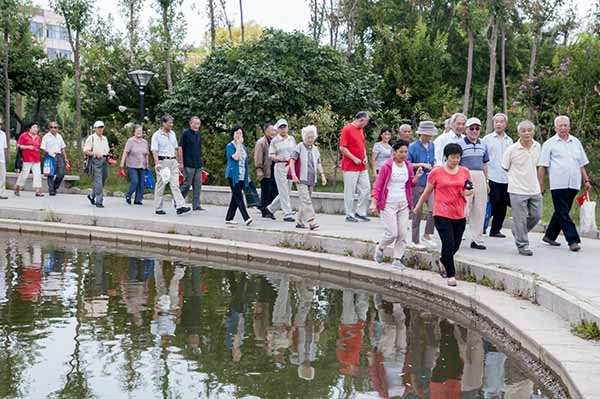 離退休工作處組織“慶佳節,賞清荷”健步走活動