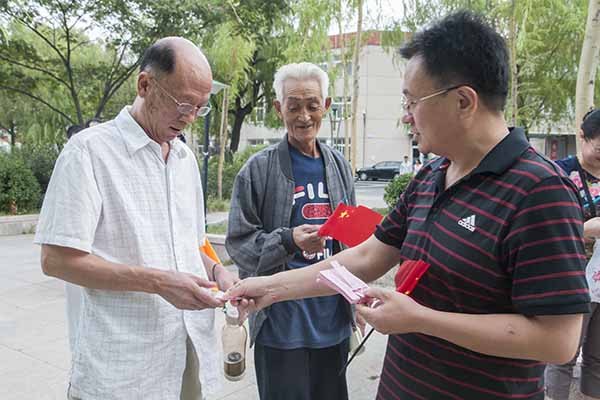 離退休工作處組織“慶佳節,賞清荷”健步走活動