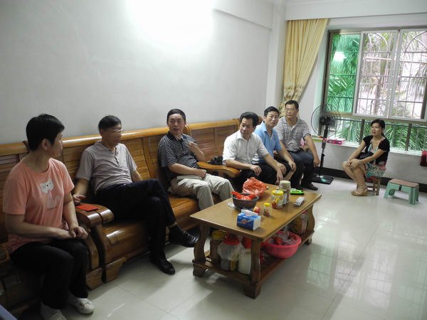 外國語學(xué)院領(lǐng)導(dǎo)教師節(jié)慰問教師