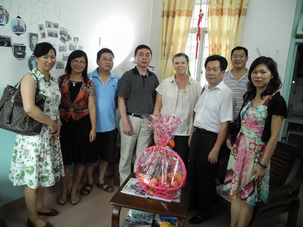 外國語學(xué)院領(lǐng)導(dǎo)教師節(jié)慰問教師