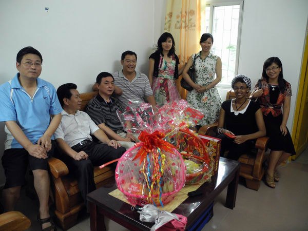 外國語學(xué)院領(lǐng)導(dǎo)教師節(jié)慰問教師