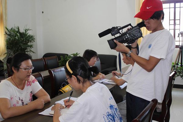 【“迎接黨代會(huì) 聚焦黨總支”之八】文學(xué)院以學(xué)生黨員示范崗為引領(lǐng),提升大學(xué)生社會(huì)實(shí)踐能力